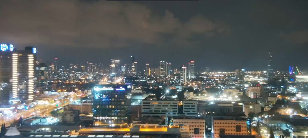 Imagem da cidade de Tel Aviv na noite do dia 13 de abril de 2024, quando o Ir� enviou drones para atacar Israel � Foto: Reprodu��o v�deo/Reuters