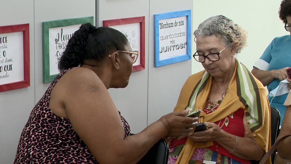 Cursos gratuitos na Serra, Espírito Santo, para ajudar idosos a mexerem no celular duram cerca de três meses — Foto: Reprodução/TV Gazeta