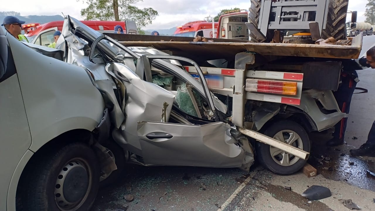 Carro é prensado contra caminhão e motorista tem ferimentos graves em SC