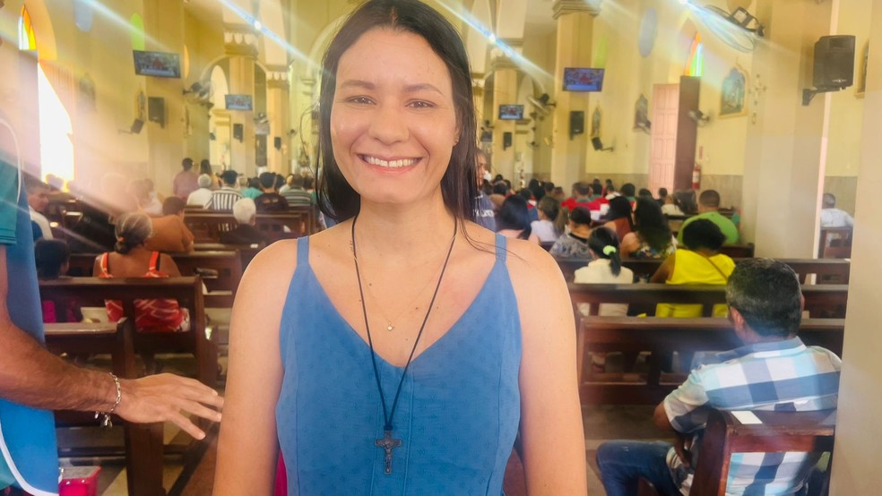 A professora Águida Mendes conta que é devota de Padre Cícero desde criança. — Foto: Darlene Barbosa/Sistema Verdes Mares