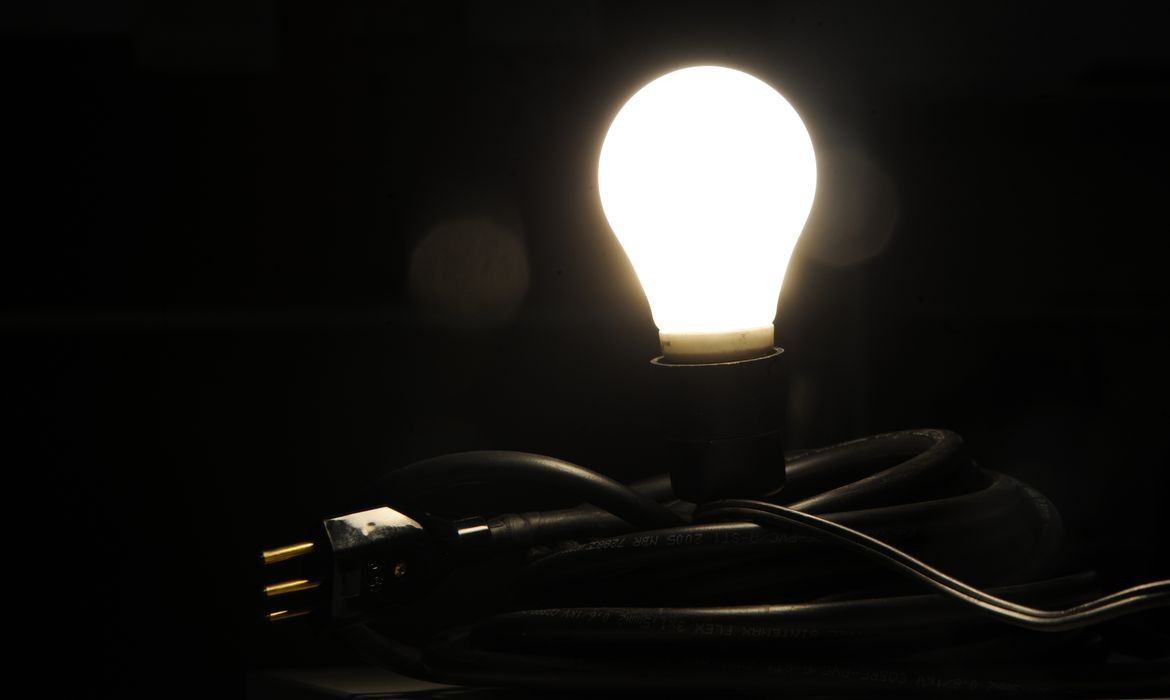 Tarifa Social de Energia no AM: veja quem tem direito e como pedir desconto na conta de luz
