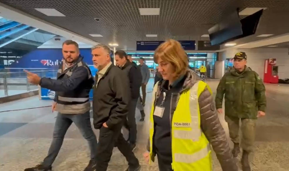 O ministro extraordinário de Apoio à Reconstrução do RS, Paulo Pimenta (ao centro), em visita ao Aeroporto Salgado Filho — Foto: Secom Ministério da Reconstrução/ Divulgação