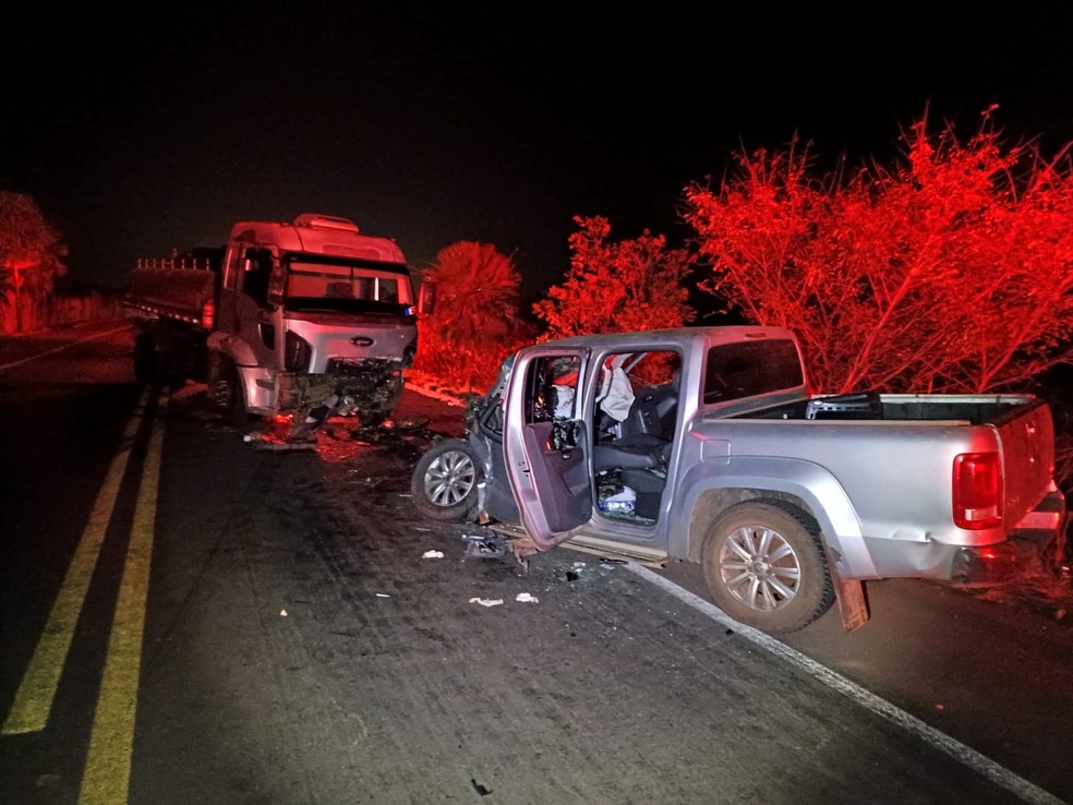 Agente da Polícia Civil do Piauí morre em acidente entre carro e caminhão na BR-343 — Foto: Divulgação/PRF
