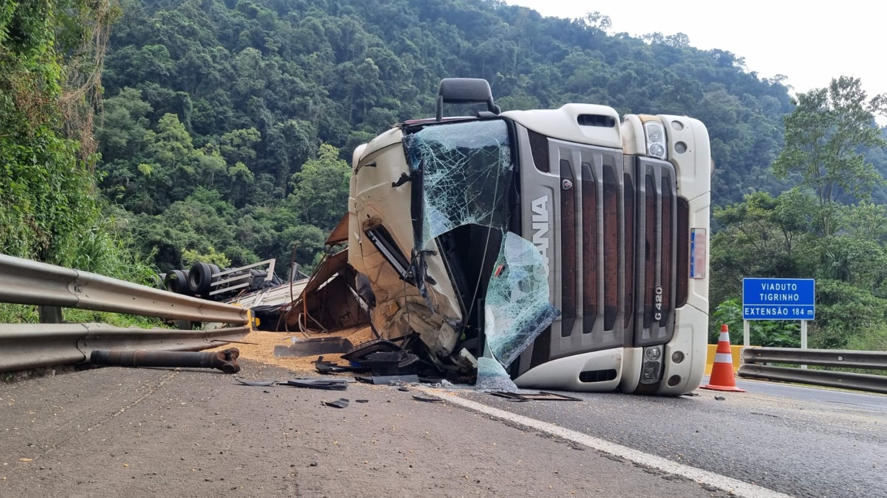 BR-277: Tombamento de caminhão interdita Serra da Esperança, no Paraná