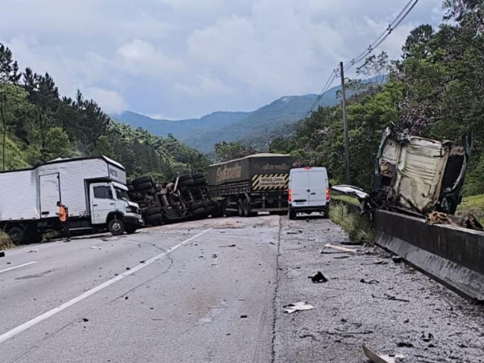 Engavetamento com cinco carretas bloqueia BR-116 no interior de SP e deixa dois feridos