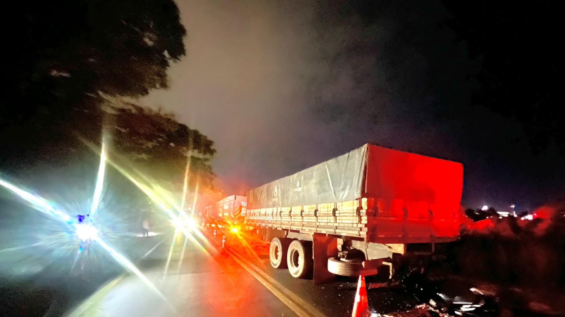Motociclista morre após bater em caminhão durante engavetamento com carreta em Uberlândia