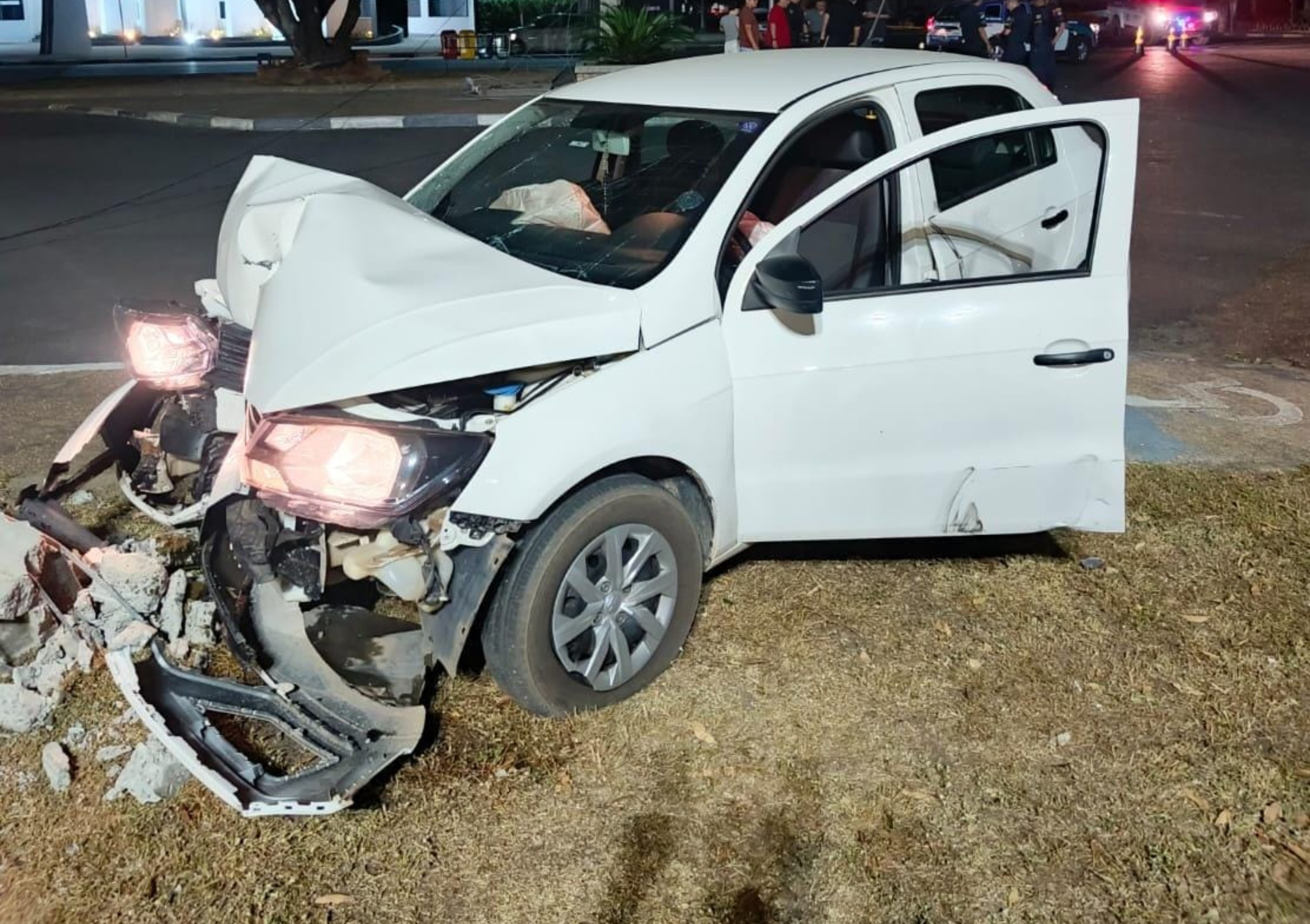 Carro atinge motociclista e derruba poste de energia no Centro Cívico de Boa Vista