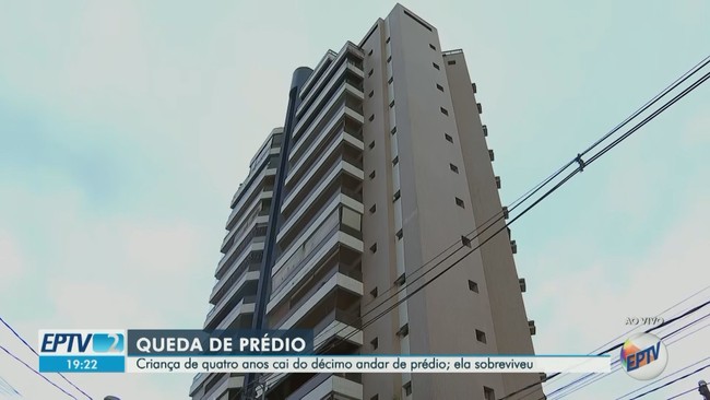Brutal agresión de un hombre a su ex novia en la entrada de un condominio en Brasil