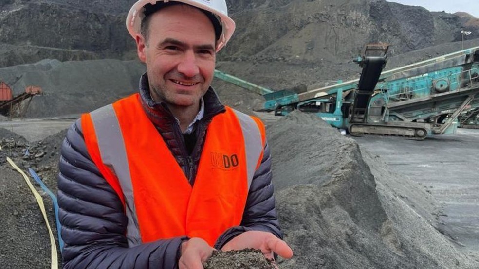 Jim Mann chama as rochas que poderiam ajudar a resfriar nosso planeta de 'pó mágico' — Foto: Reprodução/BBC