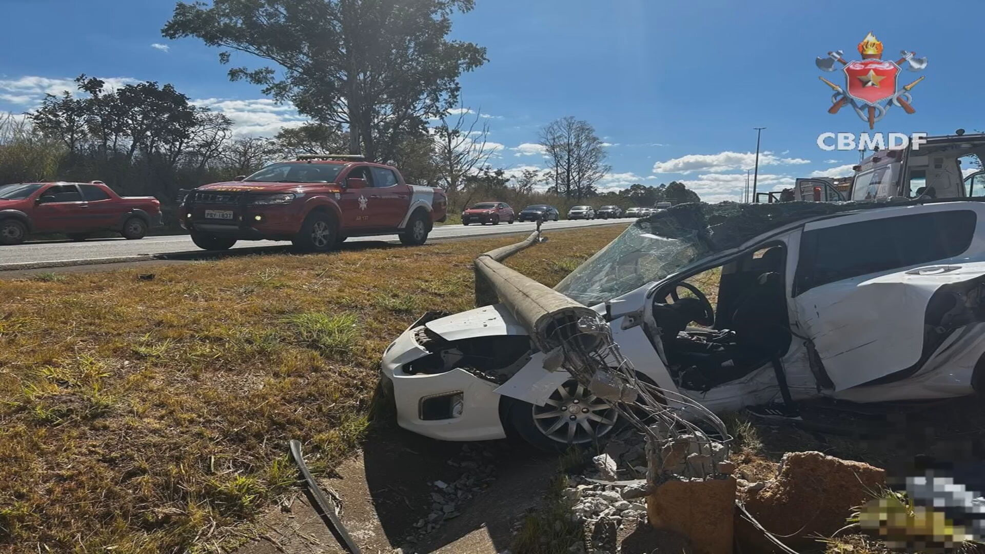 Motorista de 24 anos bate em caminhão, perde o controle da direção, e morre após colidir em poste