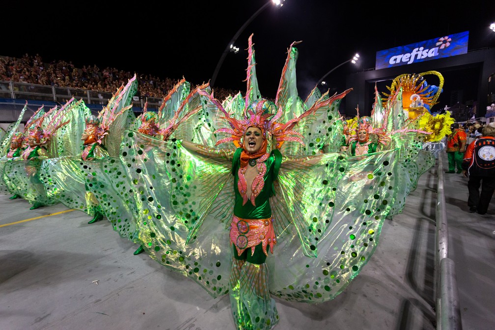 Belo retrato aproximado de jovem com roupa tradicional de dança de samba e  maquiagem para o carnaval brasileiro, festival do rio de janeiro, no brasil