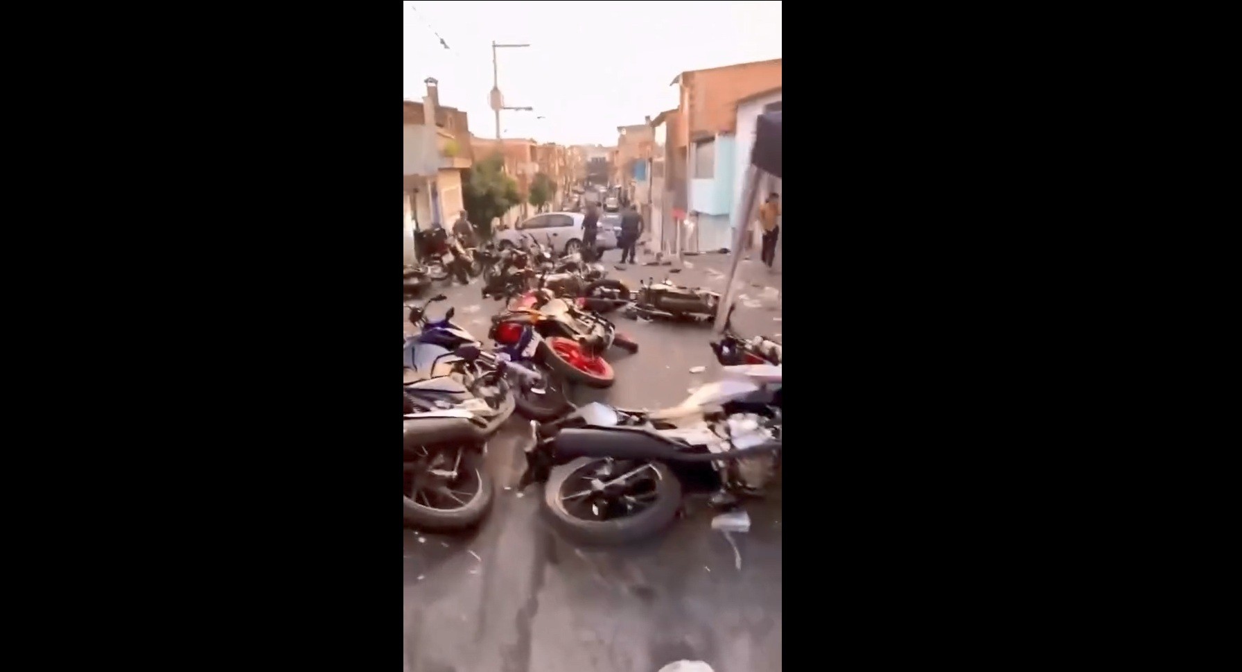 VÍDEO: Participantes de baile funk fogem da PM e deixam dezenas de motos para trás no Jabaquara, Zona Sul de SP