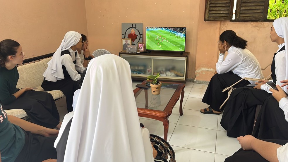 Freiras do Instituto das Irmãs Diocesanas, em João Pessoa, se juntam para assistir à estreia do Brasil na Copa do Mundo Feminina 2023 — Foto: Zuíla David/TV Cabo Branco