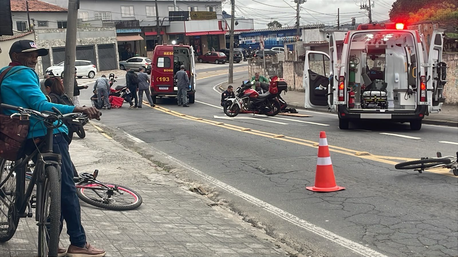 Dois ciclistas são atropelados por moto em cruzamento de Mogi das Cruzes