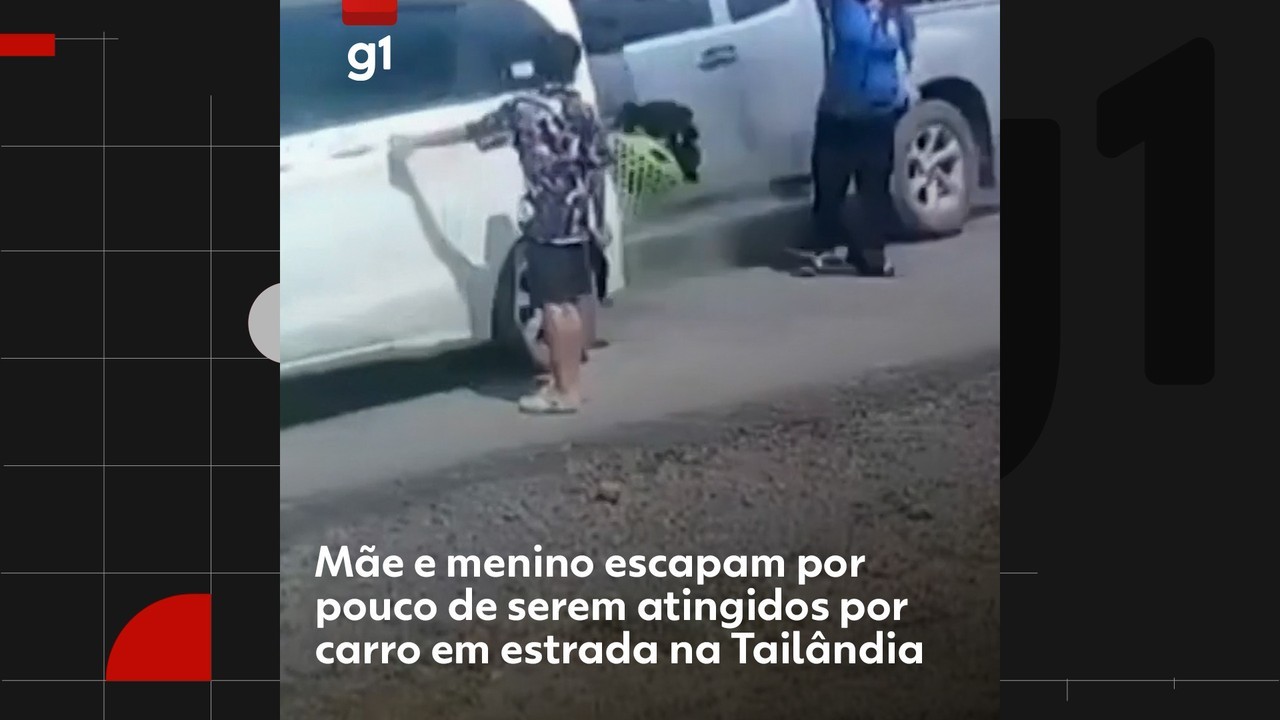 VÍDEO: Mãe e filho escapam por um triz de serem atingidos em cheio por caminhonete em alta velocidade na Tailândia, pai estava dentro de carro