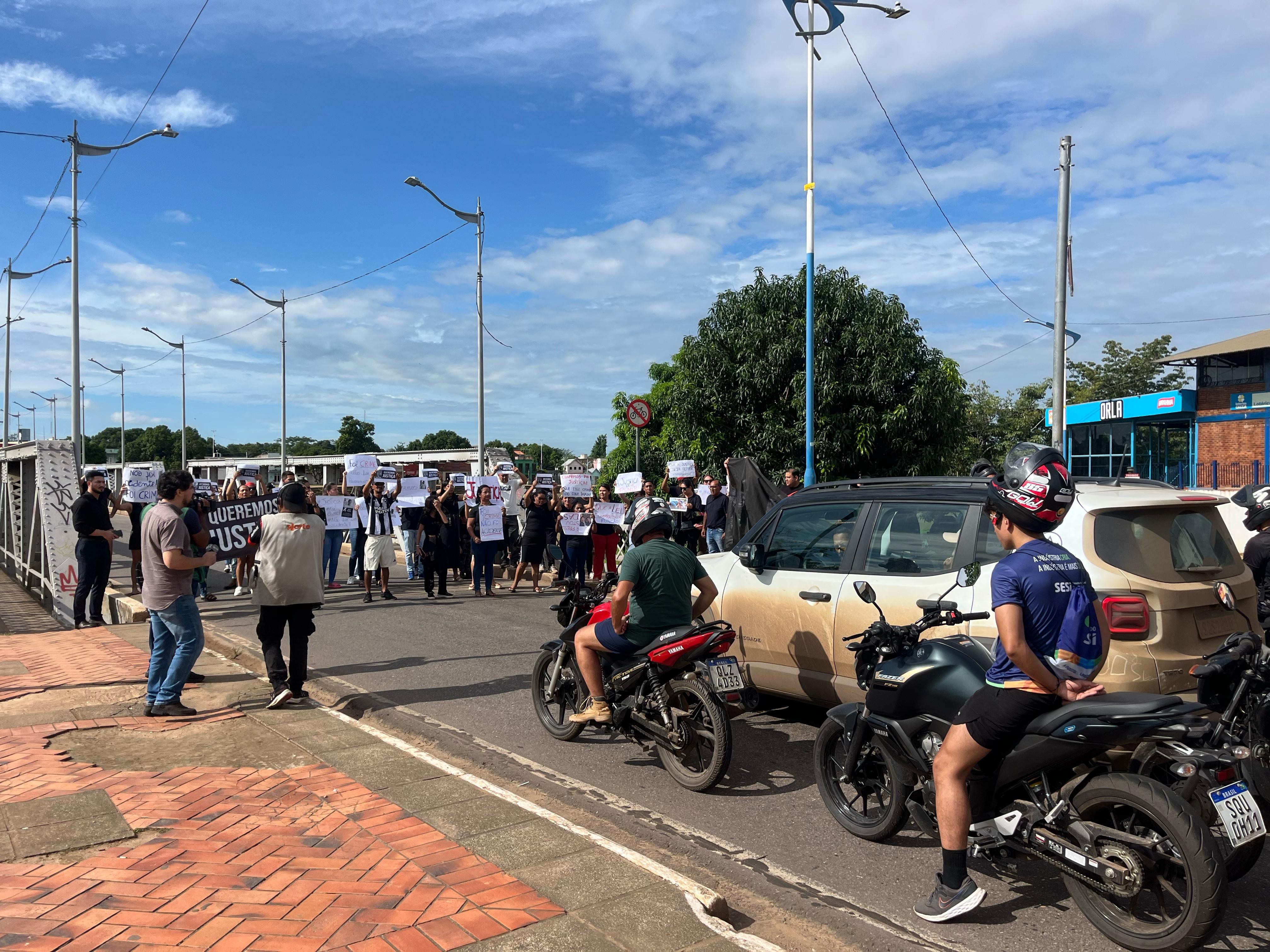 Em manifestação, familiares cobram punição a motorista envolvido em acidente com dois mortos no AC: 'Não temos respostas'