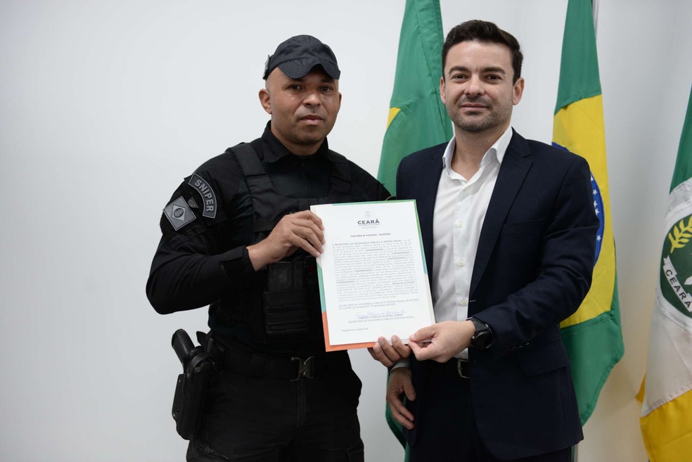 Atirador de elite que atingiu homem armado com filha refém recebe homenagem do governo do Ceará. — Foto: Paulo Victor Cavalcanti/SSPDS