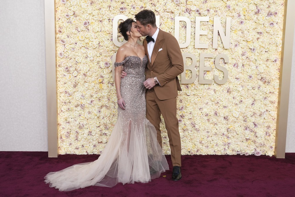 Sofia Pernas e Justin Hartley se beijam ao chegar ao Globo de Ouro 2024 — Foto: Jordan Strauss/Invision/AP