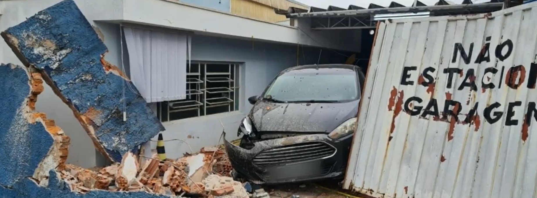 VÍDEO: Caminhão desgovernado invade escola de idiomas em São Pedro após motorista deixar cabine