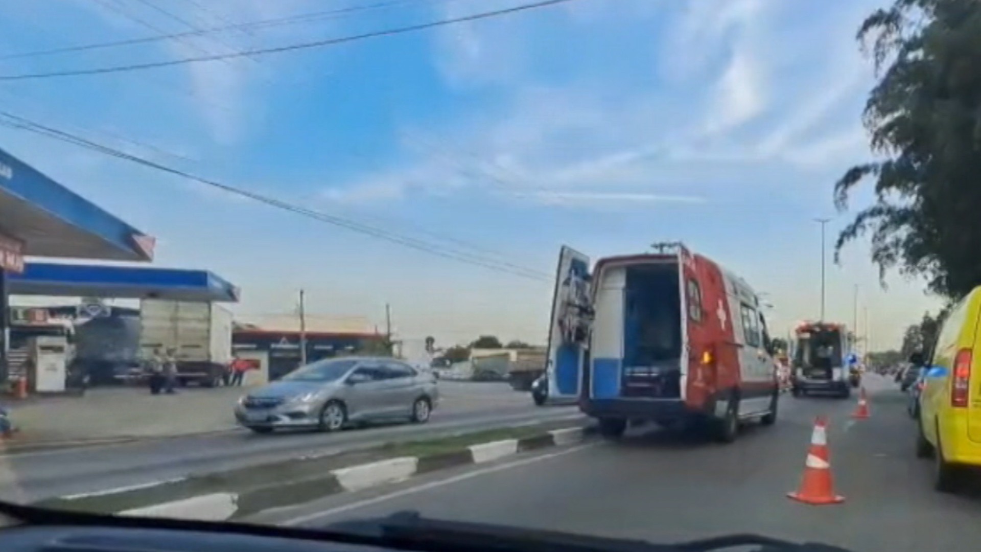 Acidente entre carro e moto deixa uma pessoa ferida em Mogi das Cruzes 