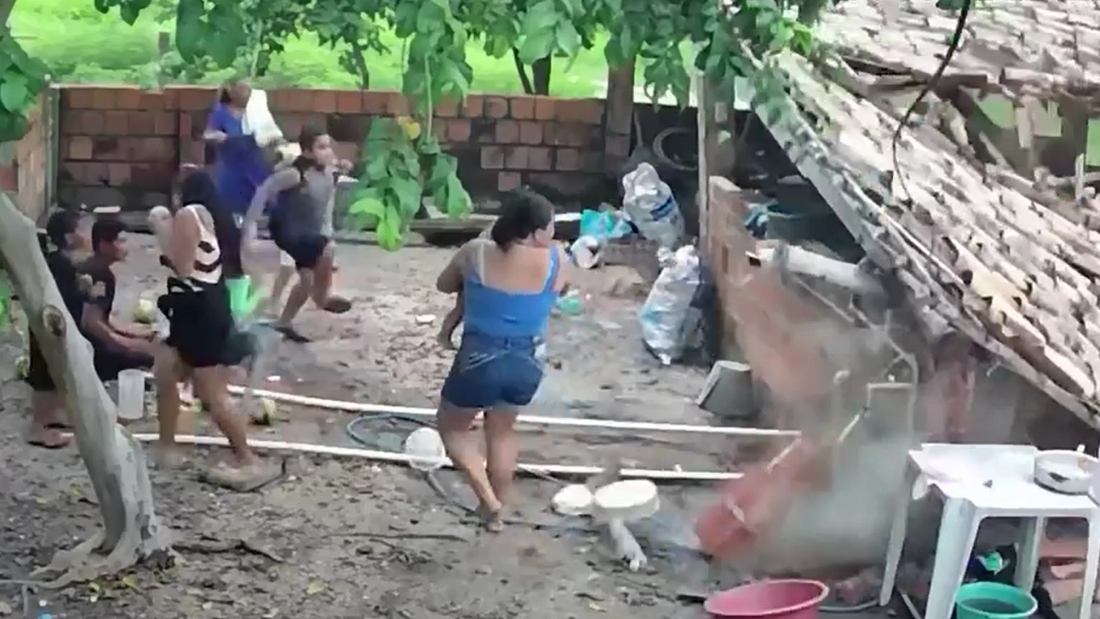 Telhado desaba sobre família em Granja, no Ceará, e deixa feridos; veja vídeo do momento