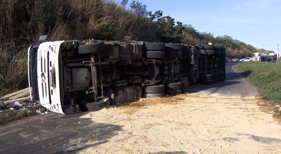 Carreta tombada no Anel Vi&aacute;rio norte de Uberl&acirc;ndia &mdash; Foto: TV Integra&ccedil;&atilde;o/Reprodu&ccedil;&atilde;o