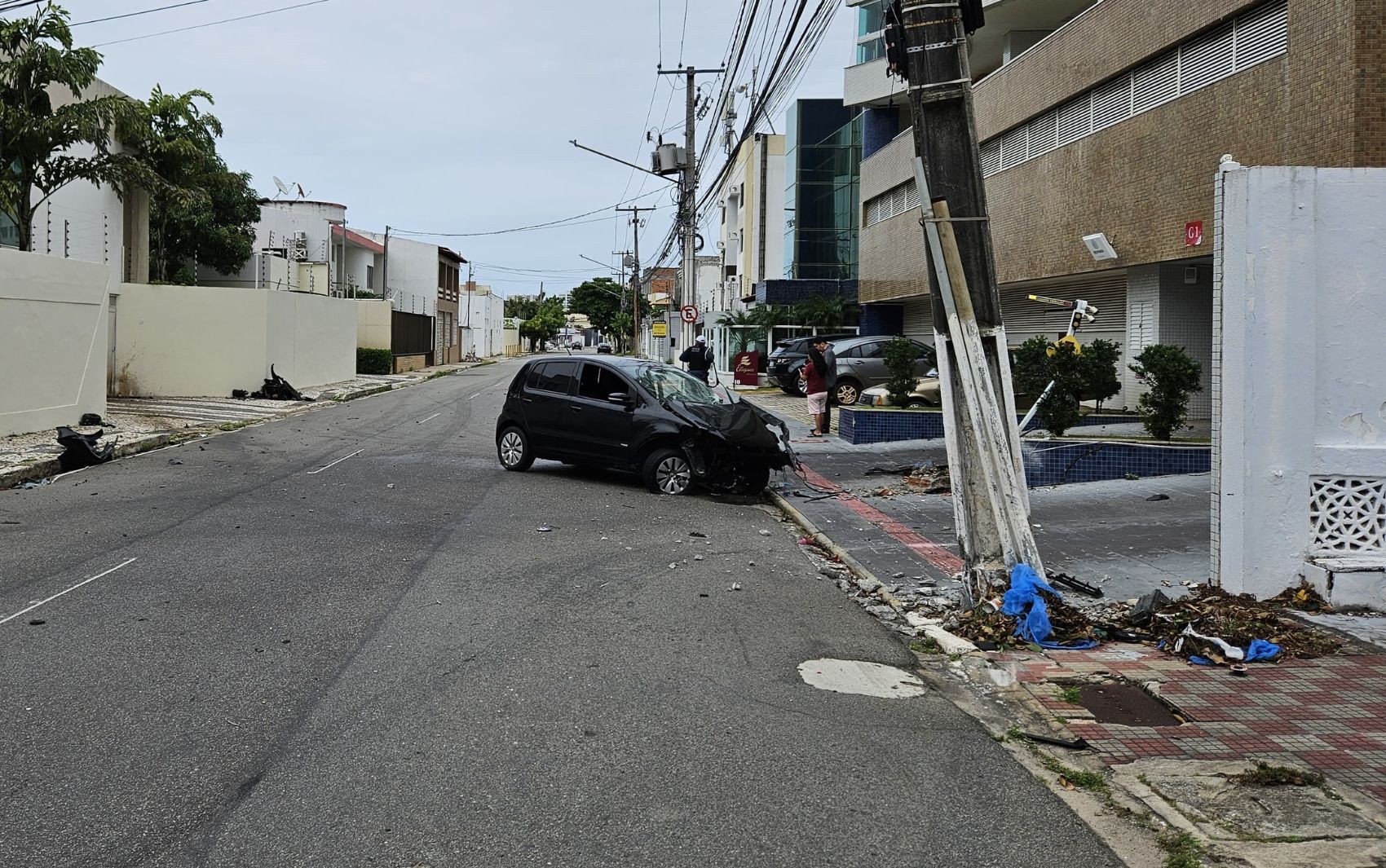 Motorista perde controle, bate em poste e foge do local em surto na Zona Sul de Aracaju