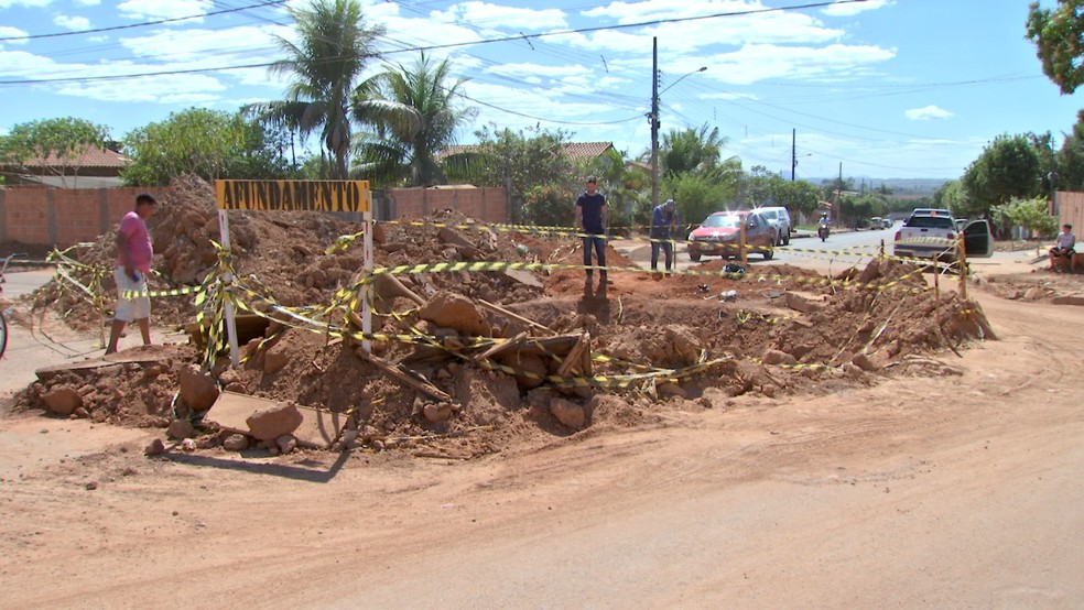 Local de obra estava sinalizado no momento do acidente — Foto: Kairo Oliveira/TVCA