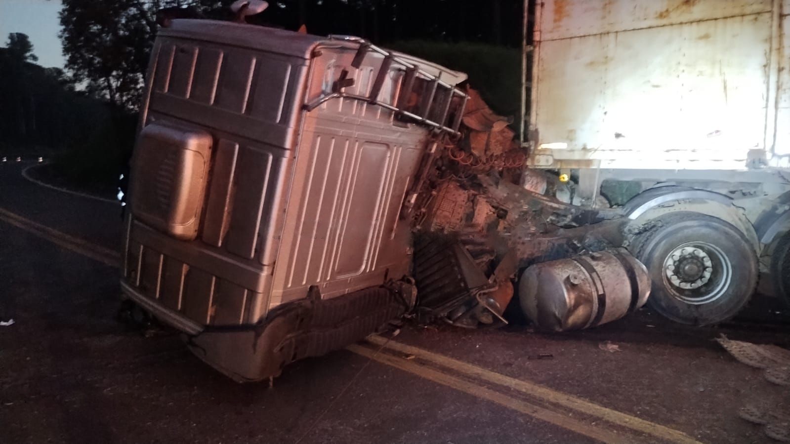 Motorista morre após carreta bater contra talude na rodovia Comandante João Ribeiro de Barros em Pederneiras