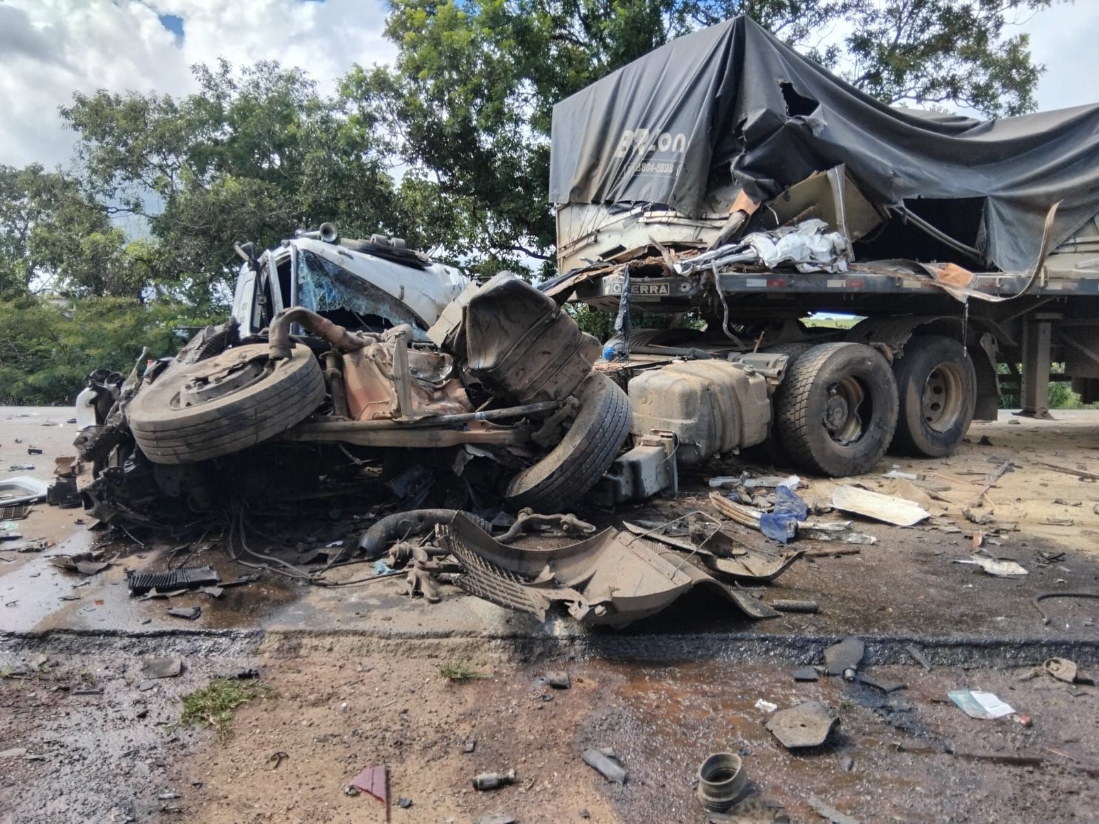 VÍDEO: Acidente envolvendo caminhão e carretas deixa carga de farelo de soja espalhada pela BR-262