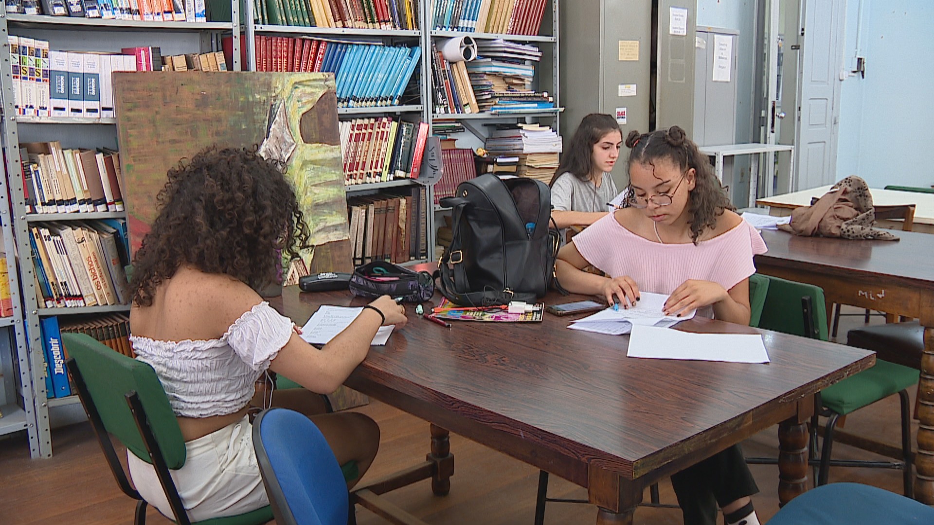 Adiada por onda de calor, volta às aulas na rede estadual do RS tem mudanças no ensino, restrição a celular e turno integral ampliado