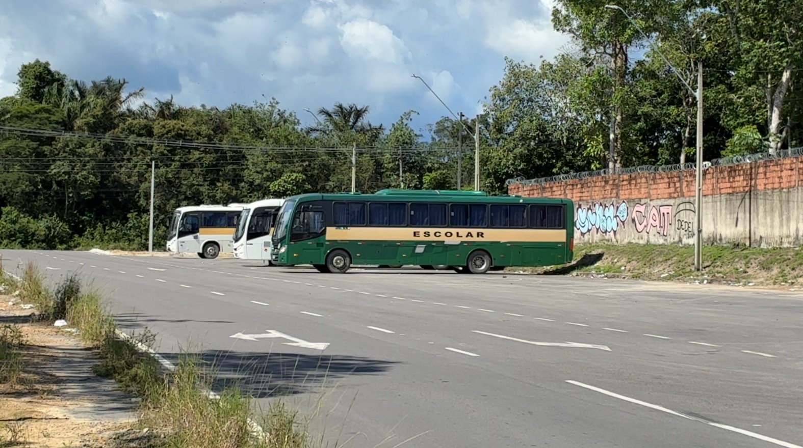 Adolescente de 13 anos morre atropelado ao descer de transporte escolar na BR-174, em Manaus