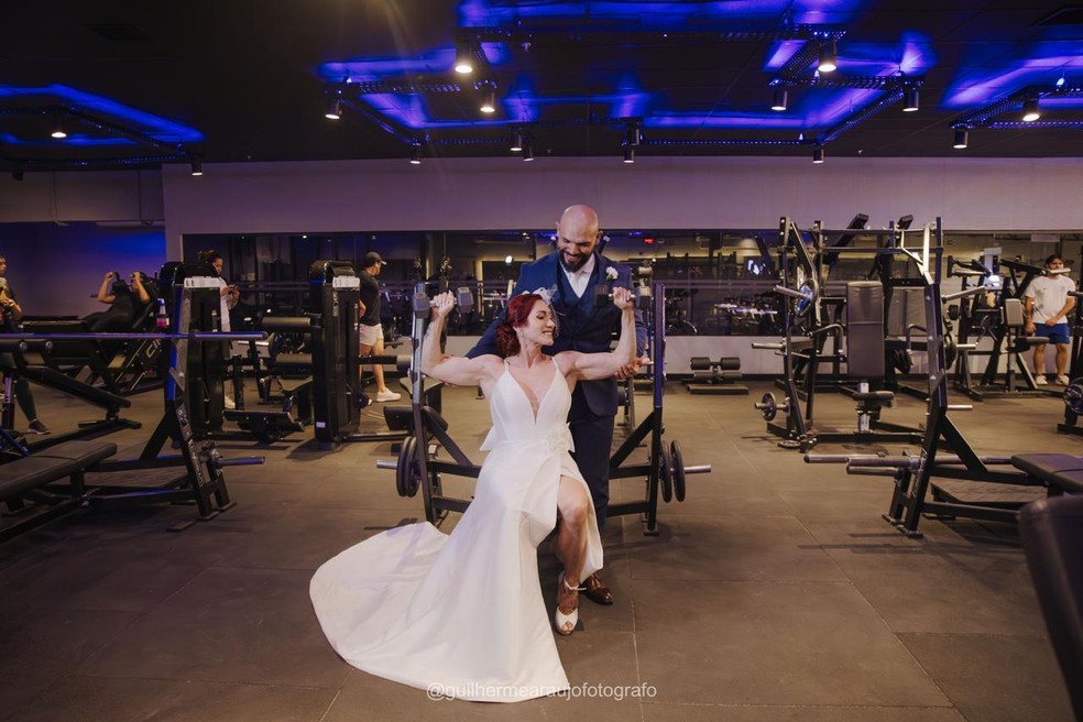Casal usou equipamentos da academia durante o ensaio fotógrafico de casamento em Cuiabá (MT) — Foto: Reprodução/Arquivo Pessoal
