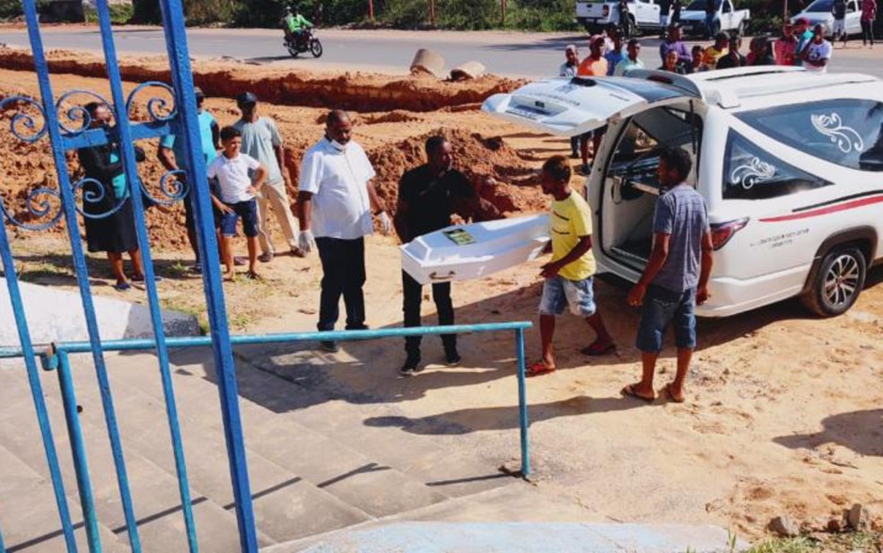 Chacina na Bahia: corpos de três vítimas são sepultados em Alagoinhas — Foto: Arquivo Pessoal