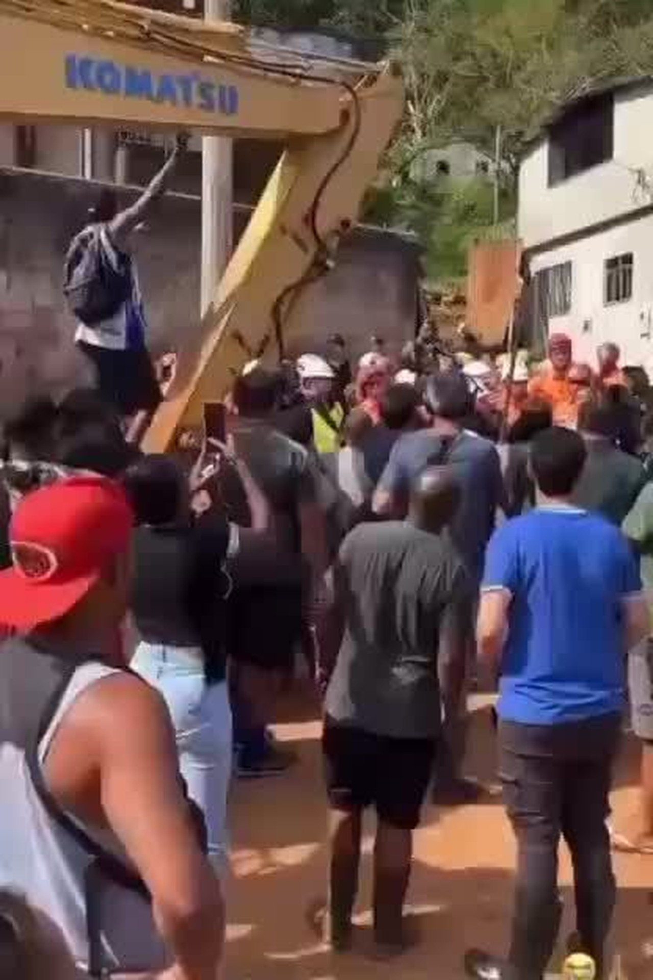 VÍDEO: moradores fazem oração após encerramento de buscas em bairro com maior número de mortos pela chuva em Juiz de Fora