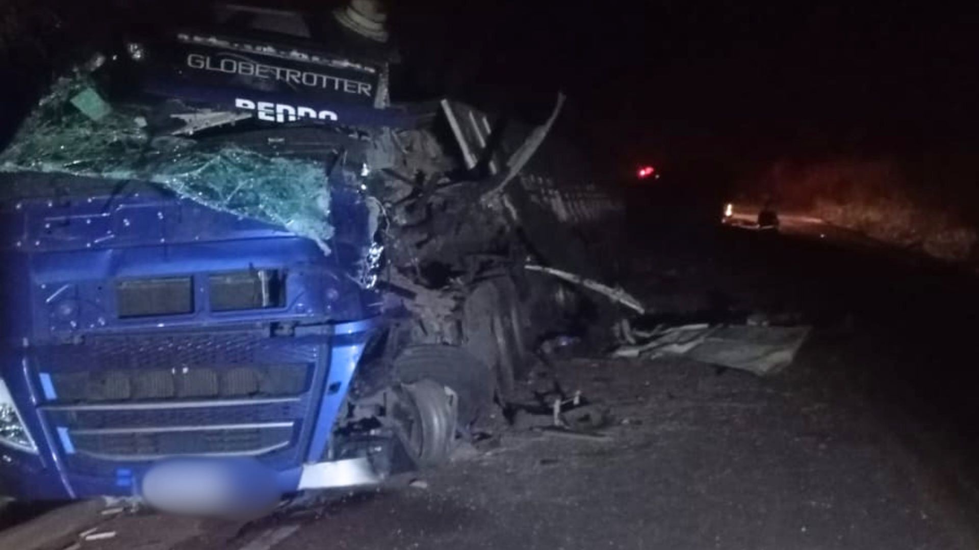 Batida entre carretas carregadas com soja e piso cerâmico mata motorista na MGC-455