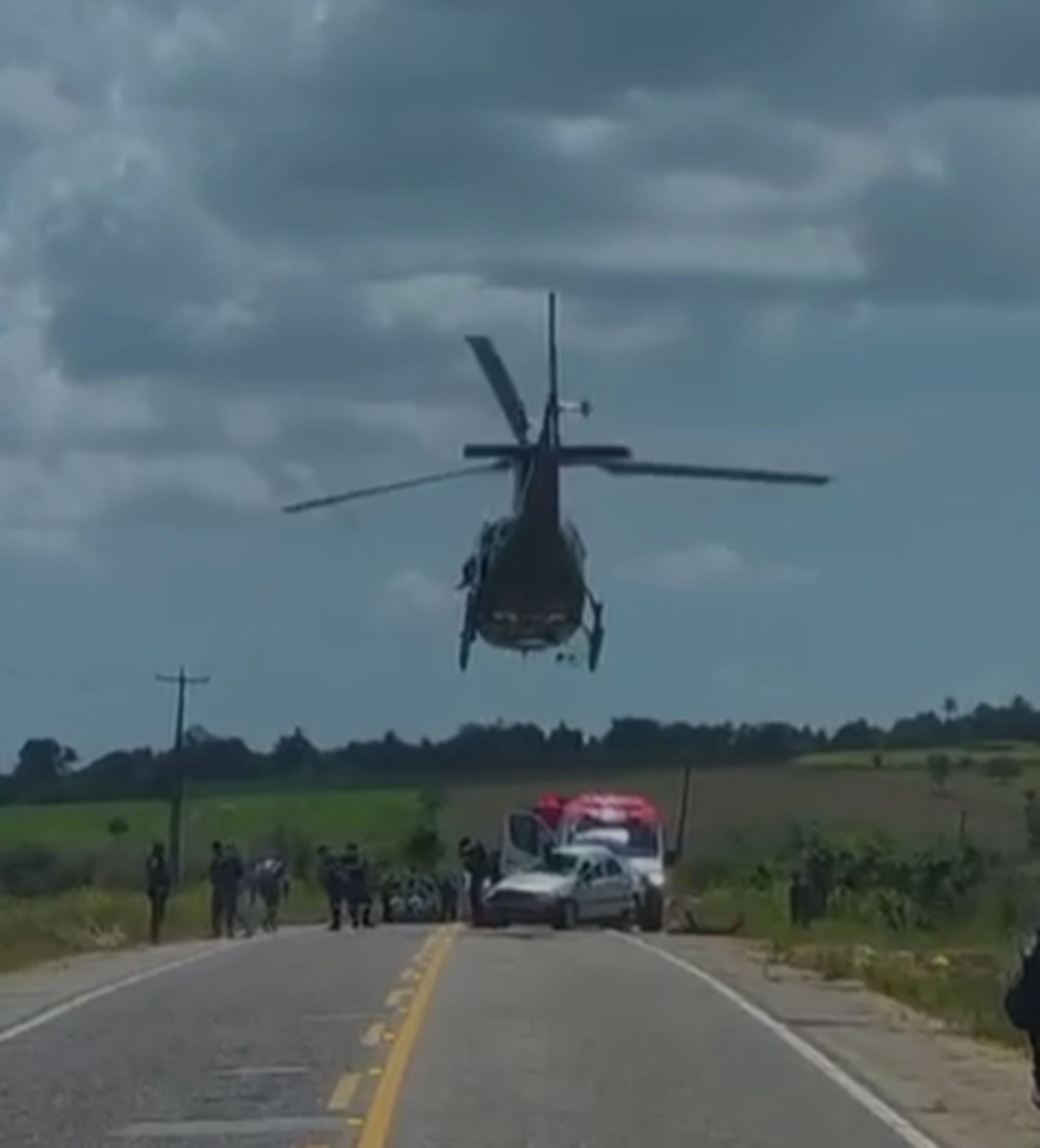 Carro capota e vítimas são socorridas por ambulância e helicóptero em rodovia de Nossa Senhora das Dores