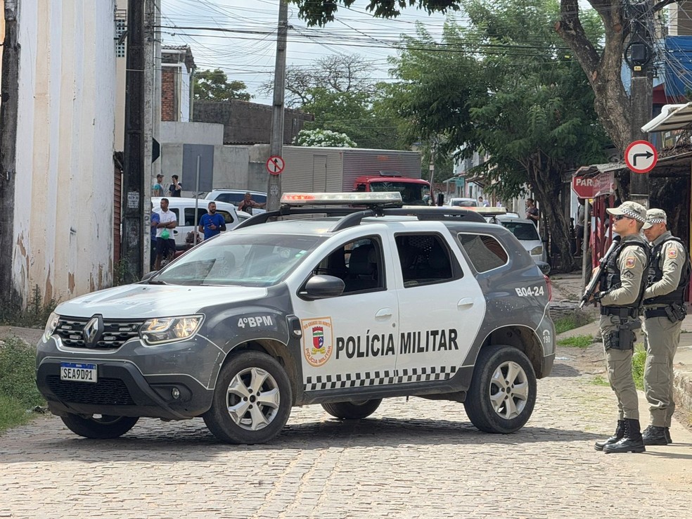 Polícia cercou ruas próximas da loja, mas criminosos conseguiram escapar — Foto: Sérgio Henrique Santos/Inter TV Cabugi