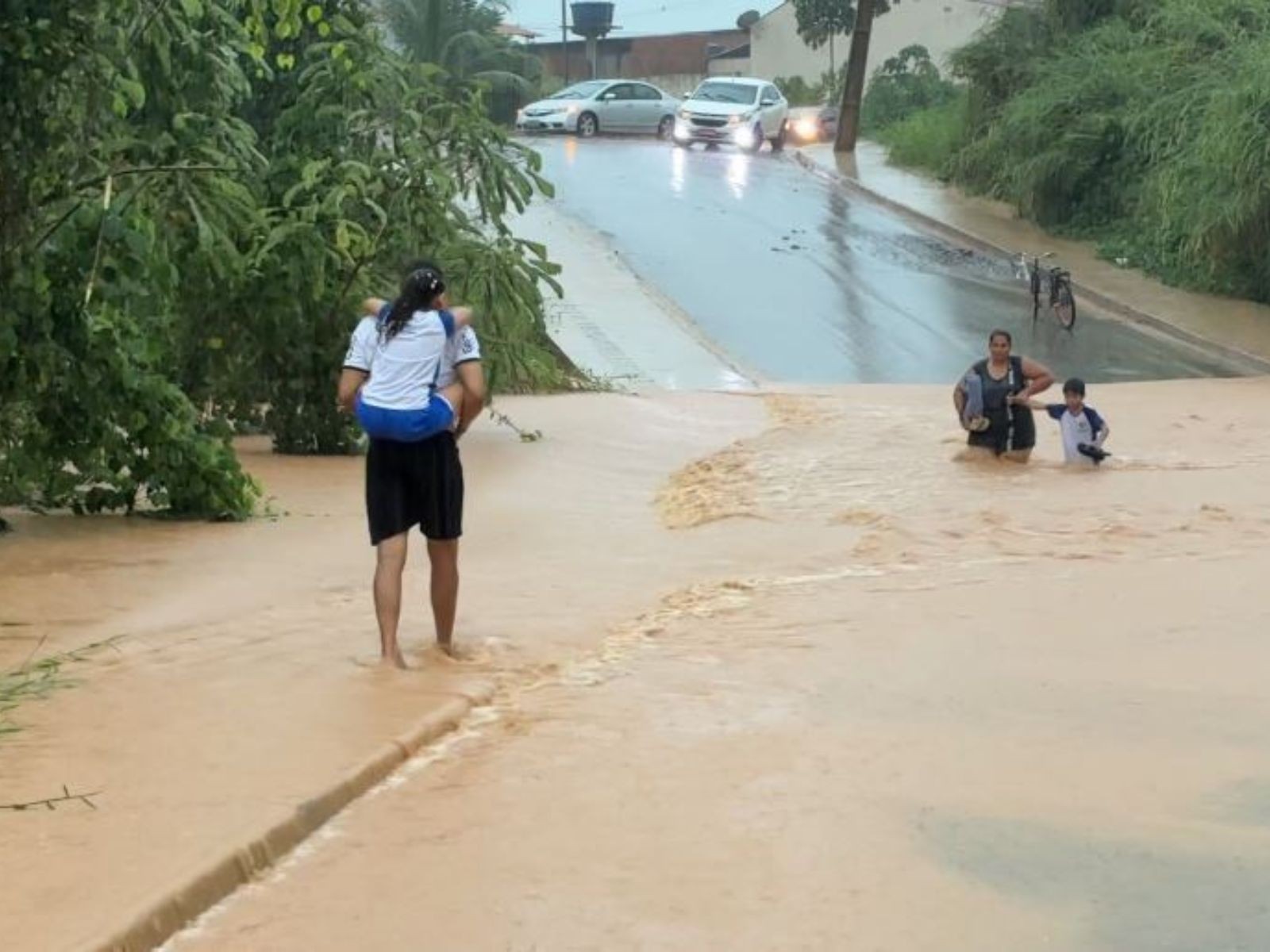 VÍDEOS: Chuva alaga casas, comércios e ruas de três cidades do Acre