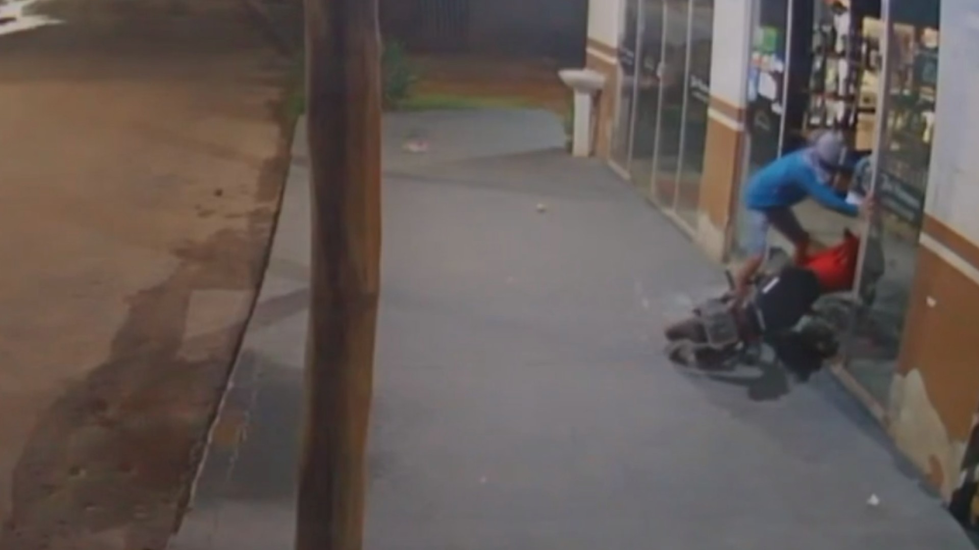 Criminosos invadem açougue e levam moto em Ourilândia do Norte, no PA; VÍDEO