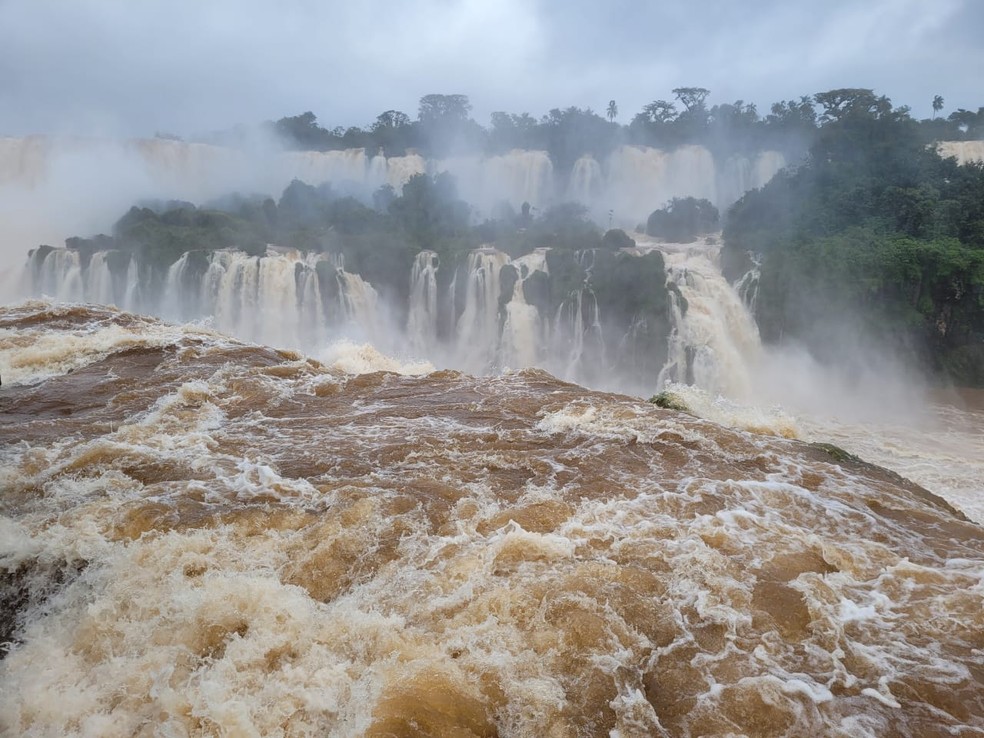 Cataratas do Iguaçu atinge vazão de 9 milhões de litros de água por segundo; fluxo normal é de 1,5 milhão  — Foto: Mauricio Freire/RPC Foz do Iguaçu 