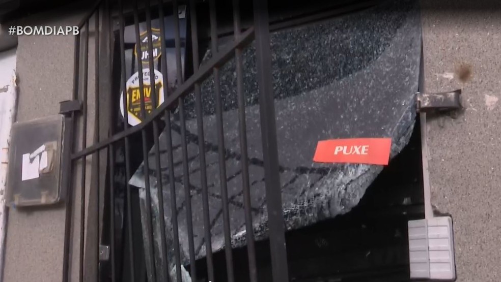 Loja nos Bancários tem portão arrombado durante assalto — Foto: TV Cabo Branco/Reprodução