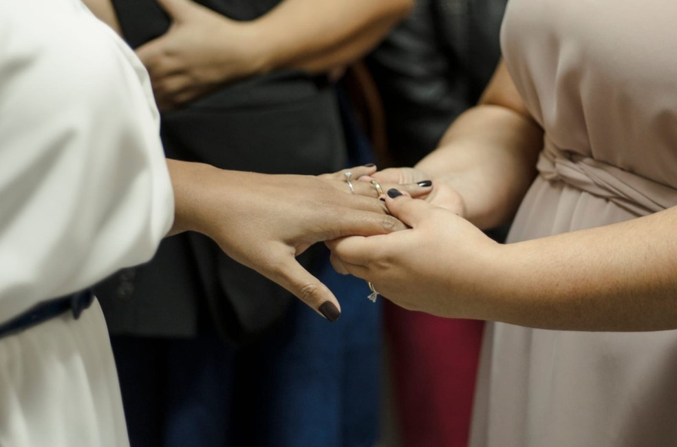 Imagem mostra duas mulheres em cerimônia de casamento civil — Foto: Foto: Arquivo pessoal