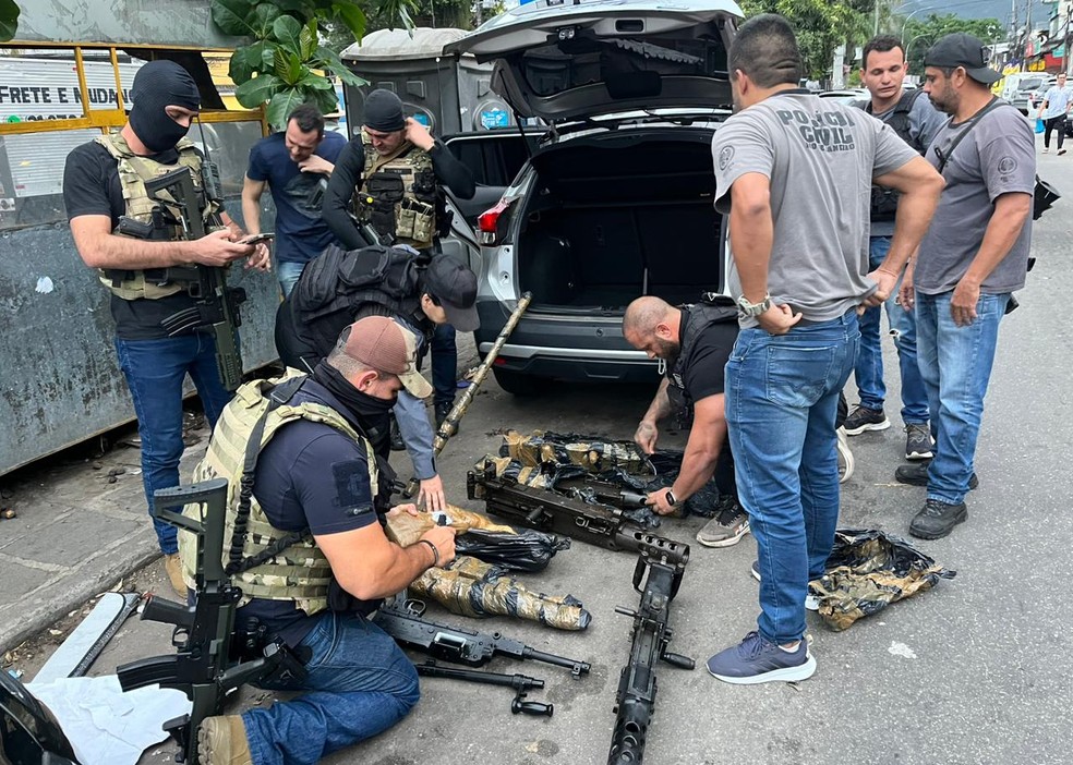 Metralhadoras recuperadas pela Polcia Civil do RJ  Foto: Leslie Leito/TV Globo