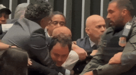 Quem é Glauber Braga, deputado do PSOL que ocupou cadeira do presidente da Câmara e foi retirado à força