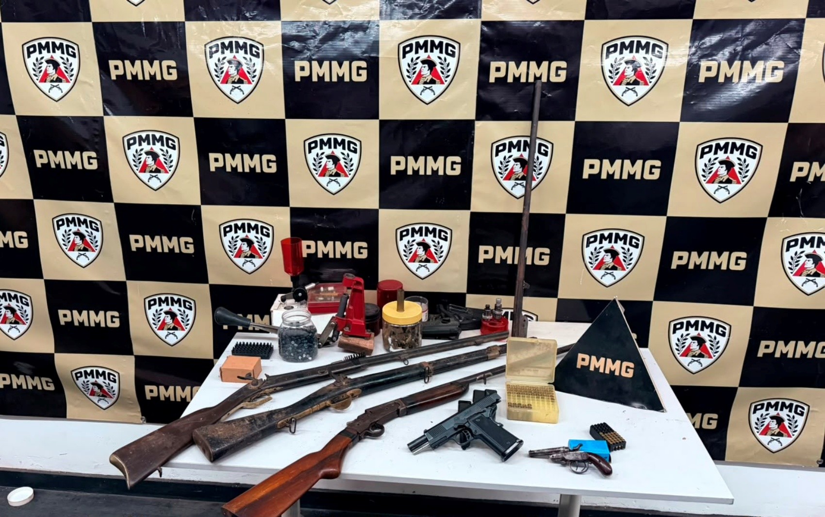 Homem é preso com armas e munições após companheira denunciar violência doméstica em MG