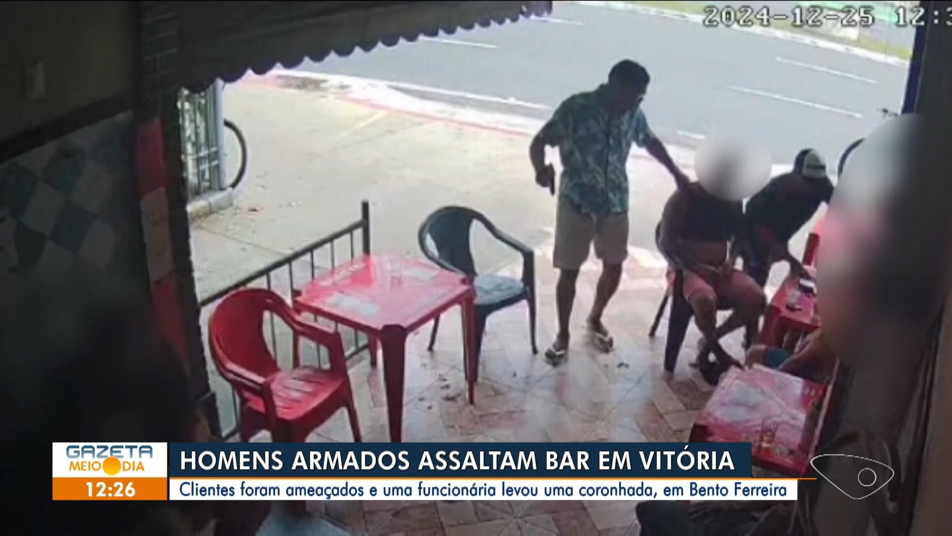 VÍDEO: dupla assalta bar em Vitória; um suspeito é preso após rastreador de celular ajudar a polícia