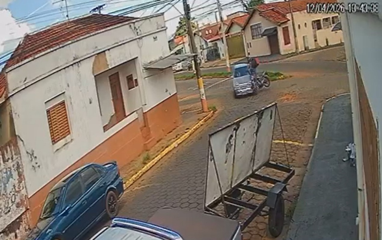 VÍDEO: motociclista ‘voa’ após ser atingido por carro em cruzamento de Avaré