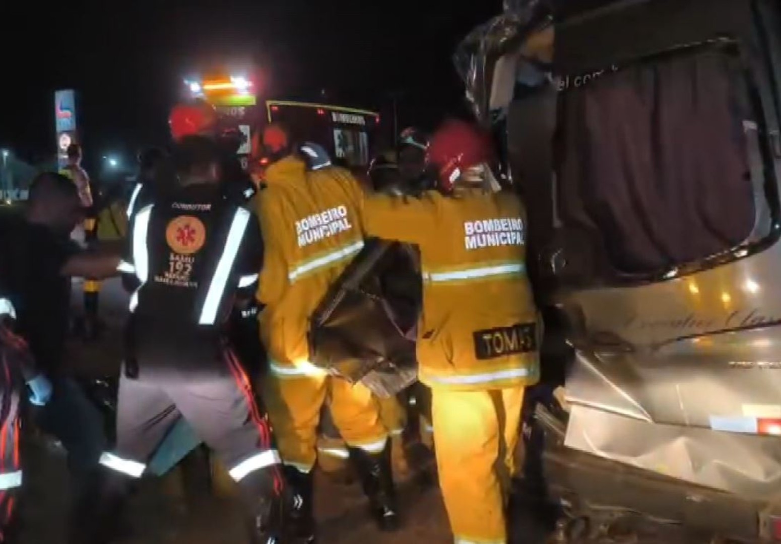 Mulher morre e 11 ficam feridos após motorista embriagado bater carreta em van na SP-340, em Mogi Mirim