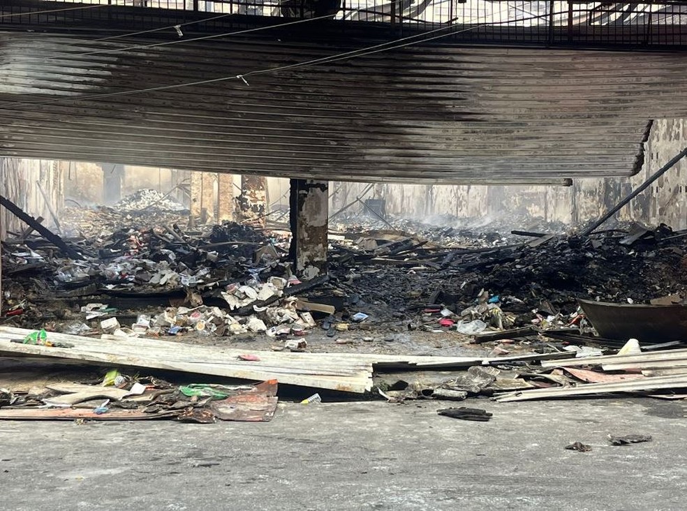 Incêndio em lojas no Centro de Fortaleza foi controlado pelos bombeiros. — Foto: João Vitor Rocha/Sistema Verdes Mares